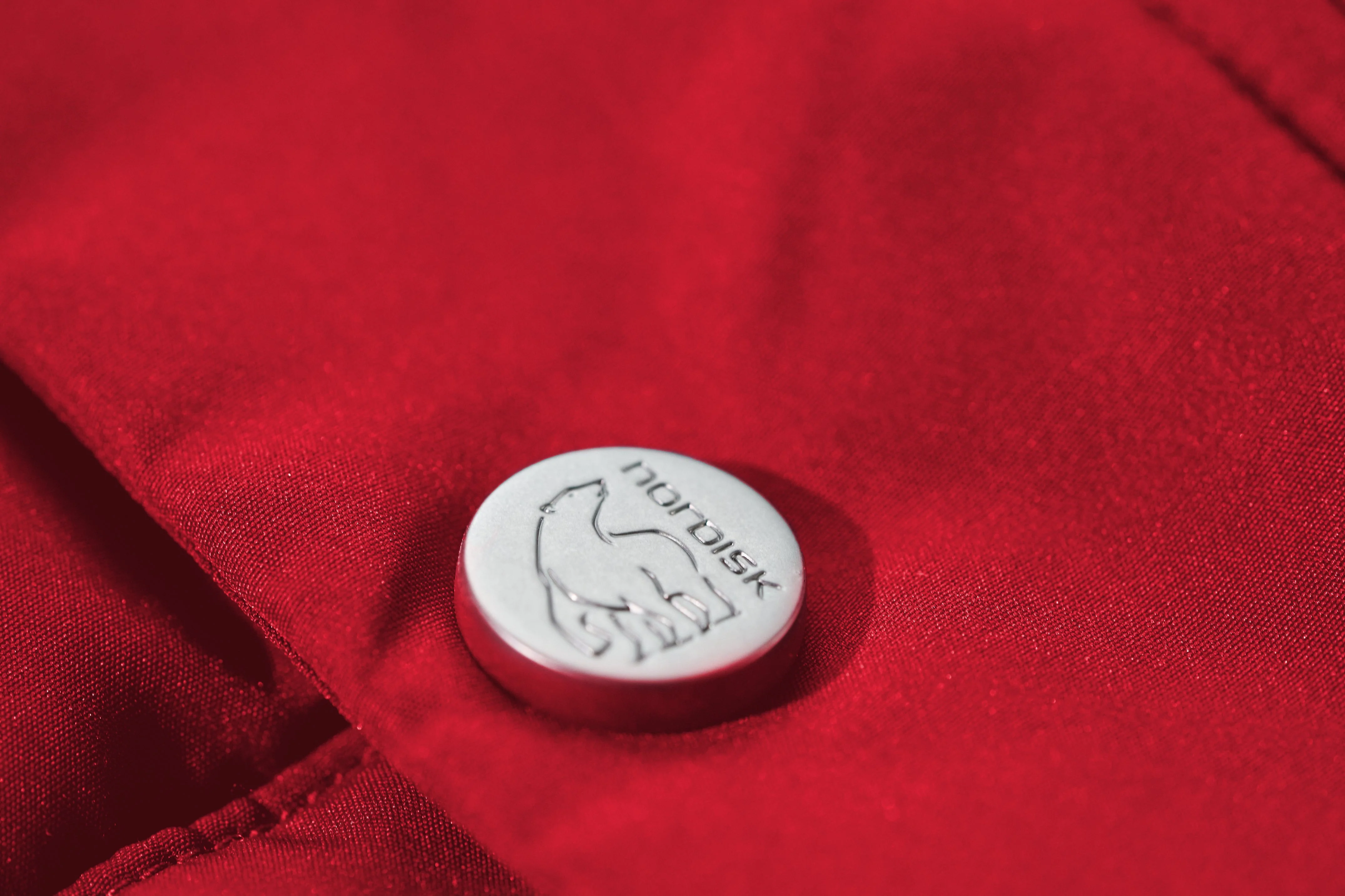 125 Jahre Caravan Unisex Daunenweste - Samba Red - Image 6